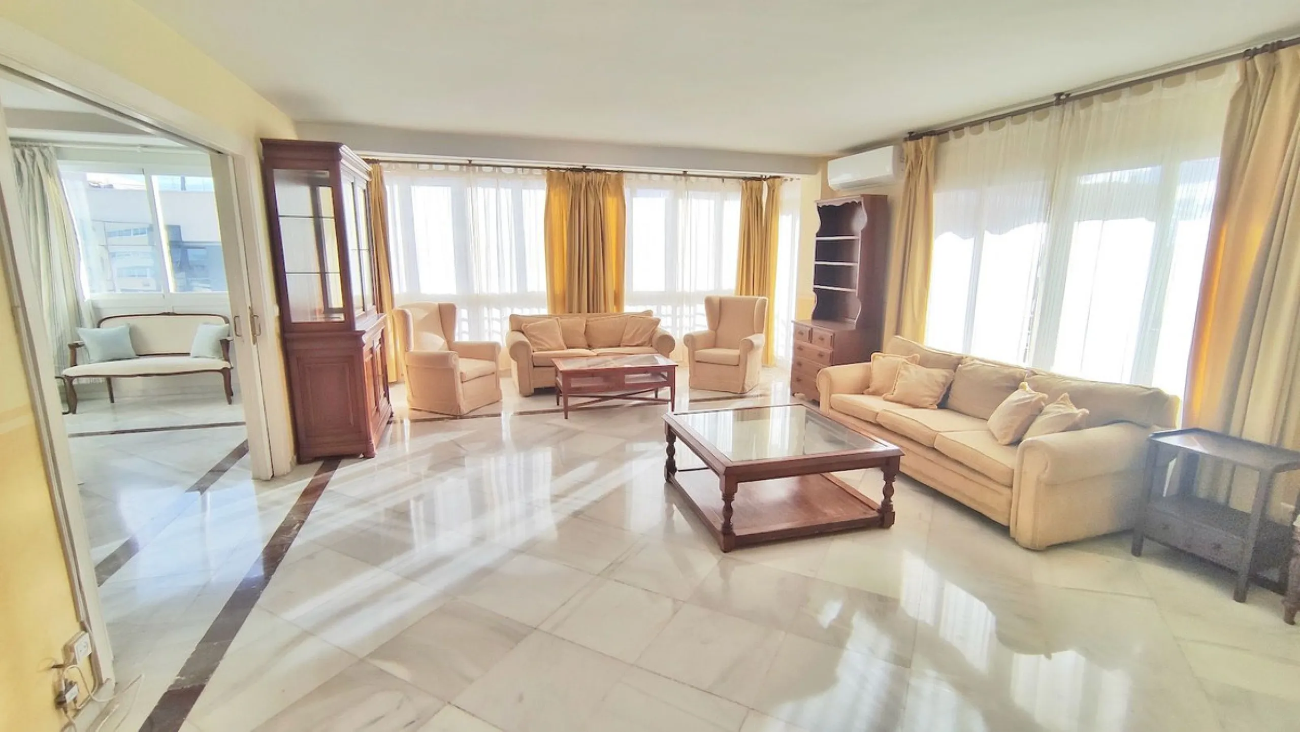 Apartment - Middle Floor Apartment в продаже в Marbella, Málaga. В доме 4 спален и 3 ванных комнат. Площадь дома 158 м²