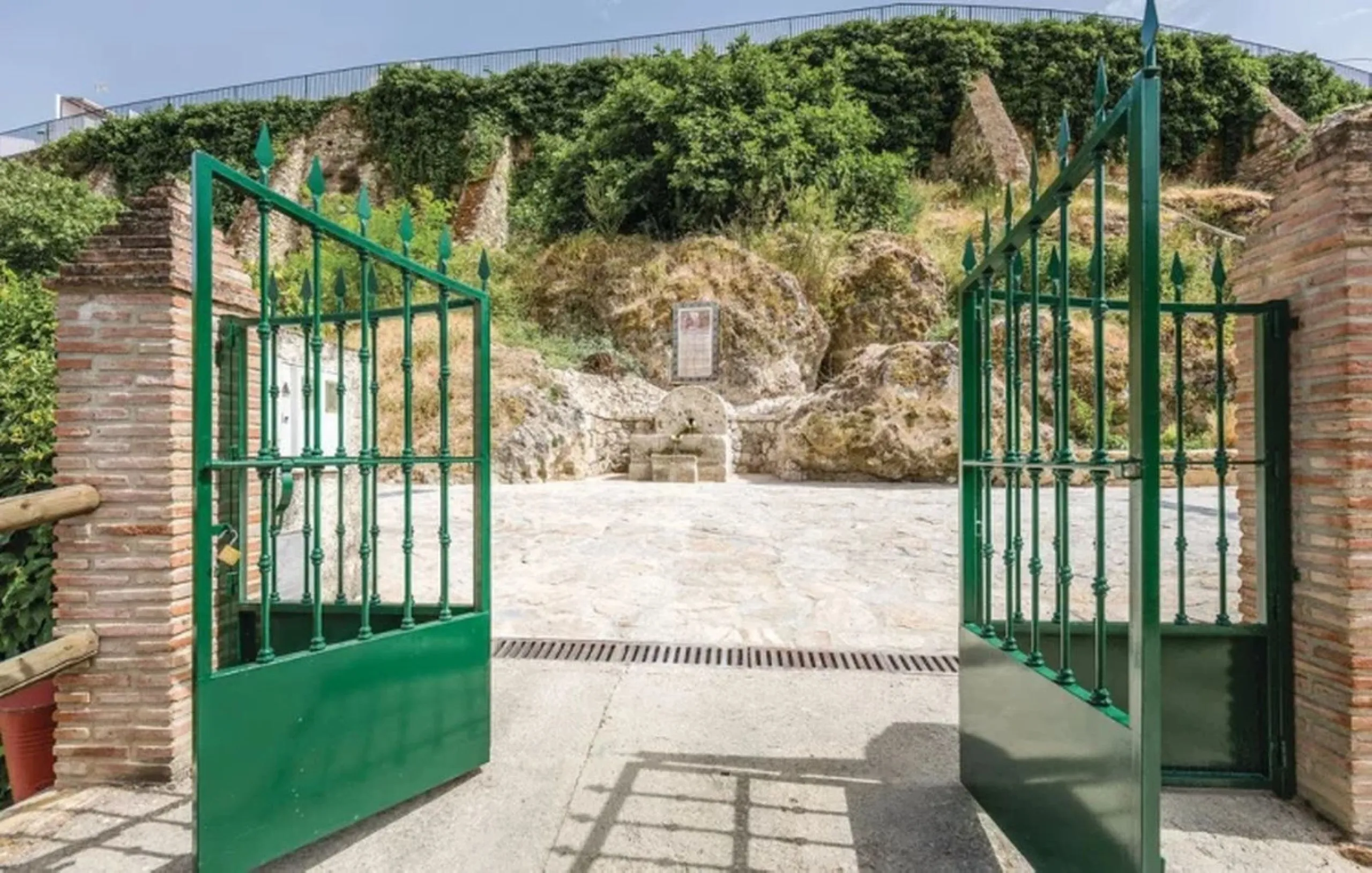 A cortijo dating back to the early 20th century, originally home to an old soap factory, now tastefully restored and converted into a tourist accommodation complex.