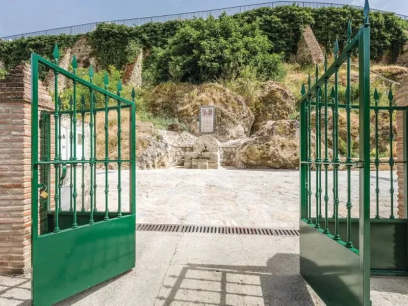 A cortijo dating back to the early 20th century, originally home to an old soap factory, now tastefully restored and converted into a tourist accommodation complex.