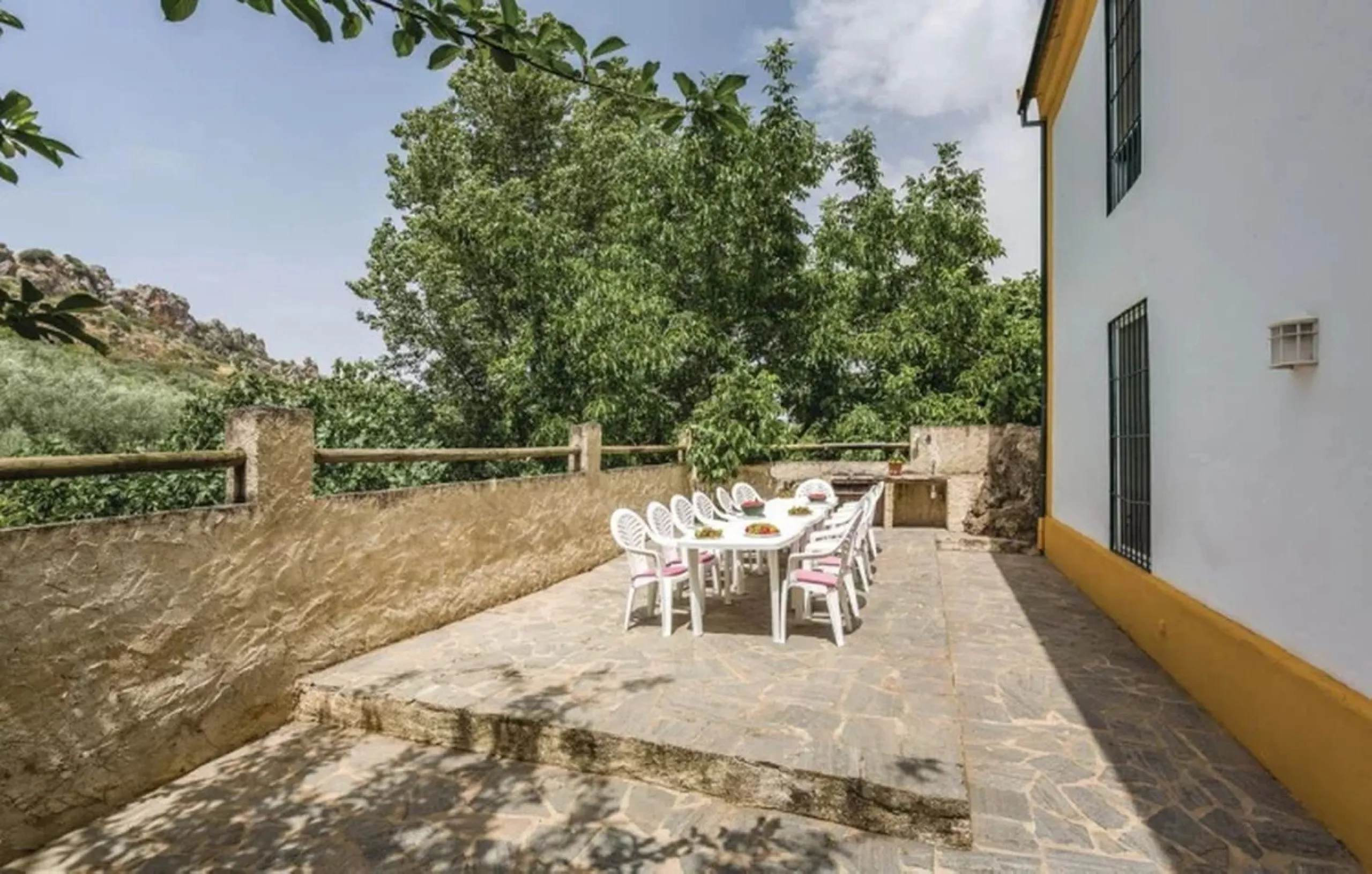A cortijo dating back to the early 20th century, originally home to an old soap factory, now tastefully restored and converted into a tourist accommodation complex.