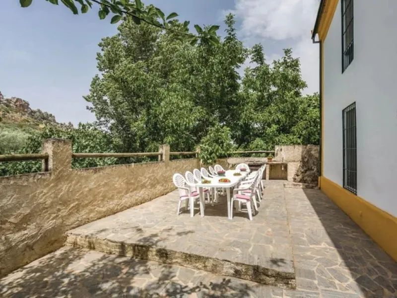 A cortijo dating back to the early 20th century, originally home to an old soap factory, now tastefully restored and converted into a tourist accommodation complex.