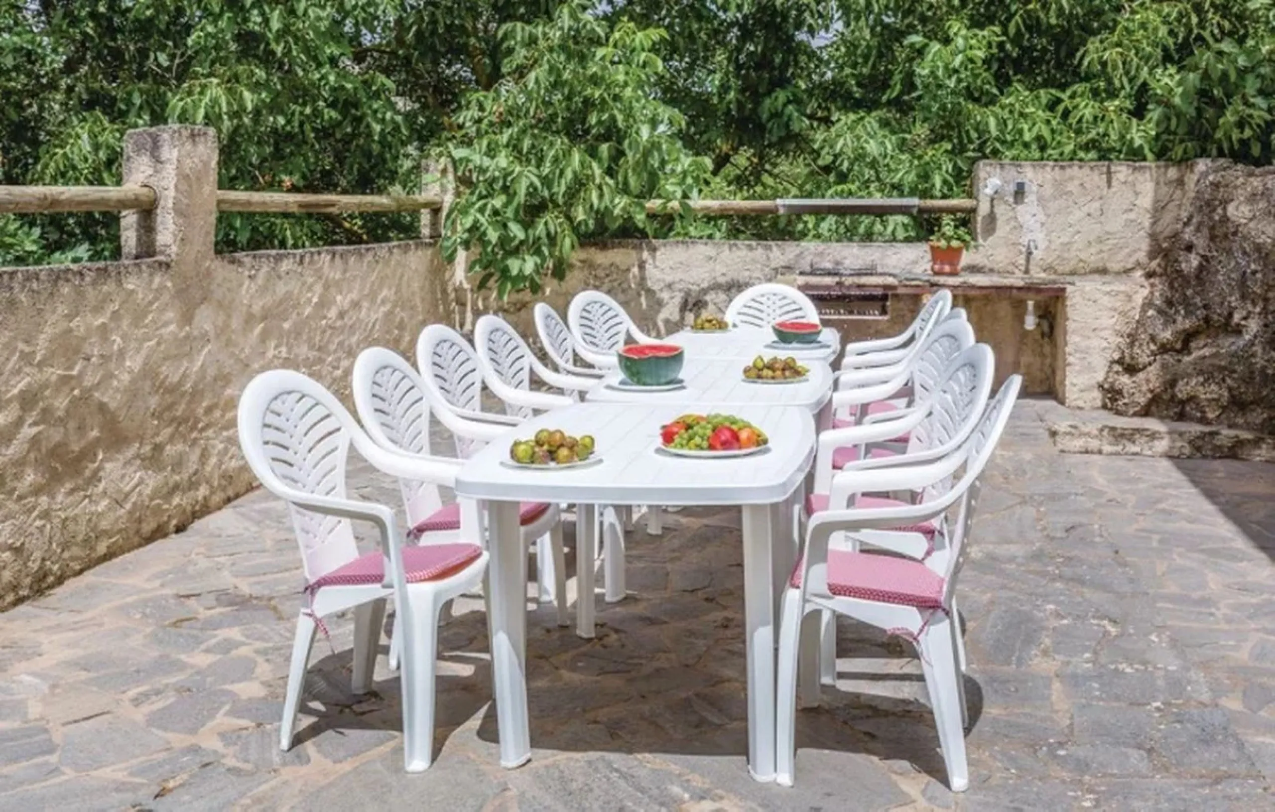 A cortijo dating back to the early 20th century, originally home to an old soap factory, now tastefully restored and converted into a tourist accommodation complex.