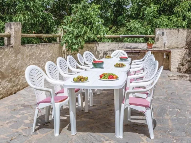A cortijo dating back to the early 20th century, originally home to an old soap factory, now tastefully restored and converted into a tourist accommodation complex.