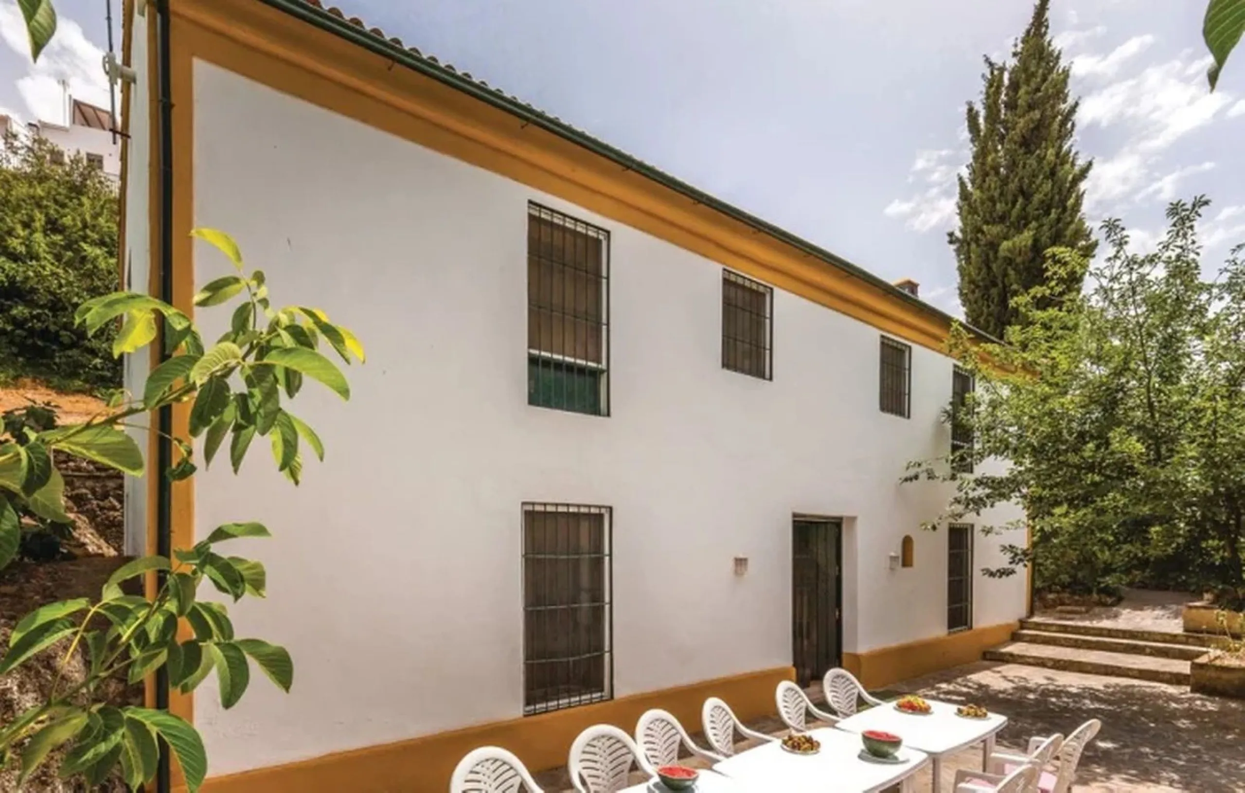 A cortijo dating back to the early 20th century, originally home to an old soap factory, now tastefully restored and converted into a tourist accommodation complex.