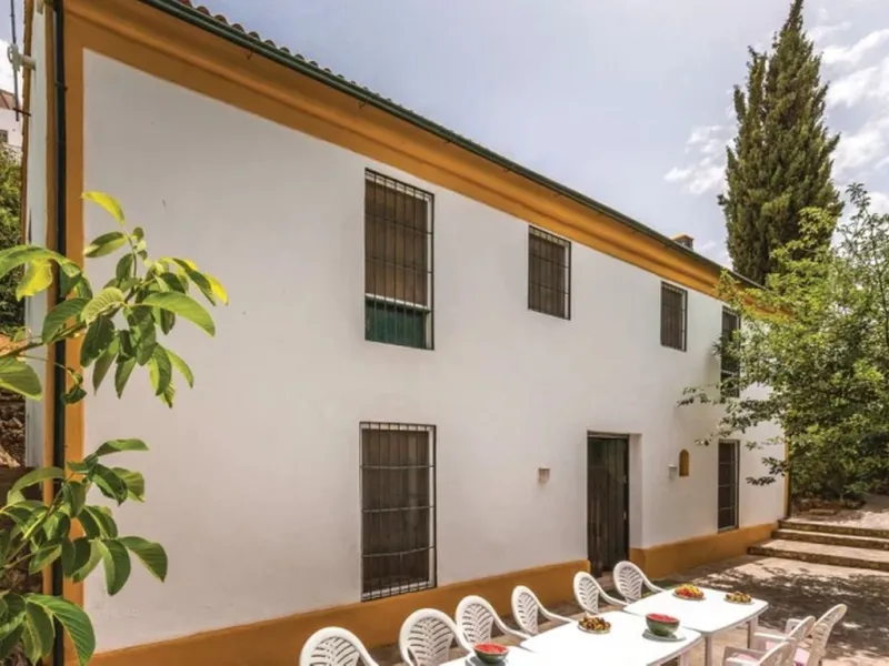 A cortijo dating back to the early 20th century, originally home to an old soap factory, now tastefully restored and converted into a tourist accommodation complex.