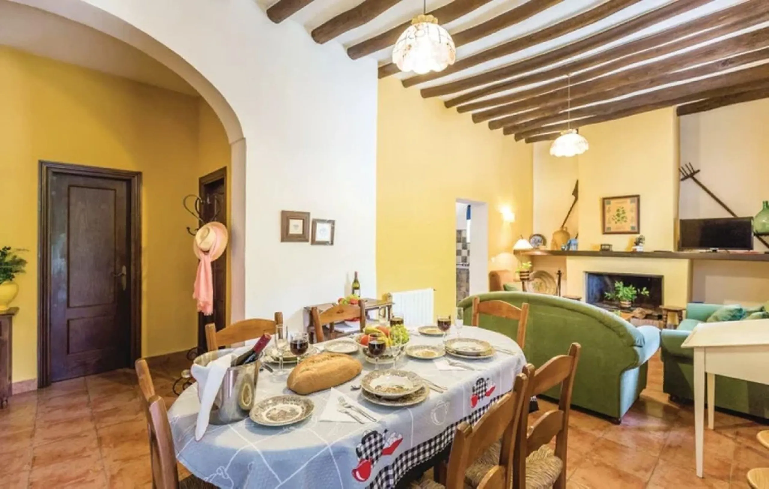 A cortijo dating back to the early 20th century, originally home to an old soap factory, now tastefully restored and converted into a tourist accommodation complex.