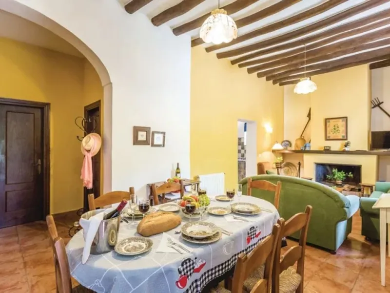 A cortijo dating back to the early 20th century, originally home to an old soap factory, now tastefully restored and converted into a tourist accommodation complex.