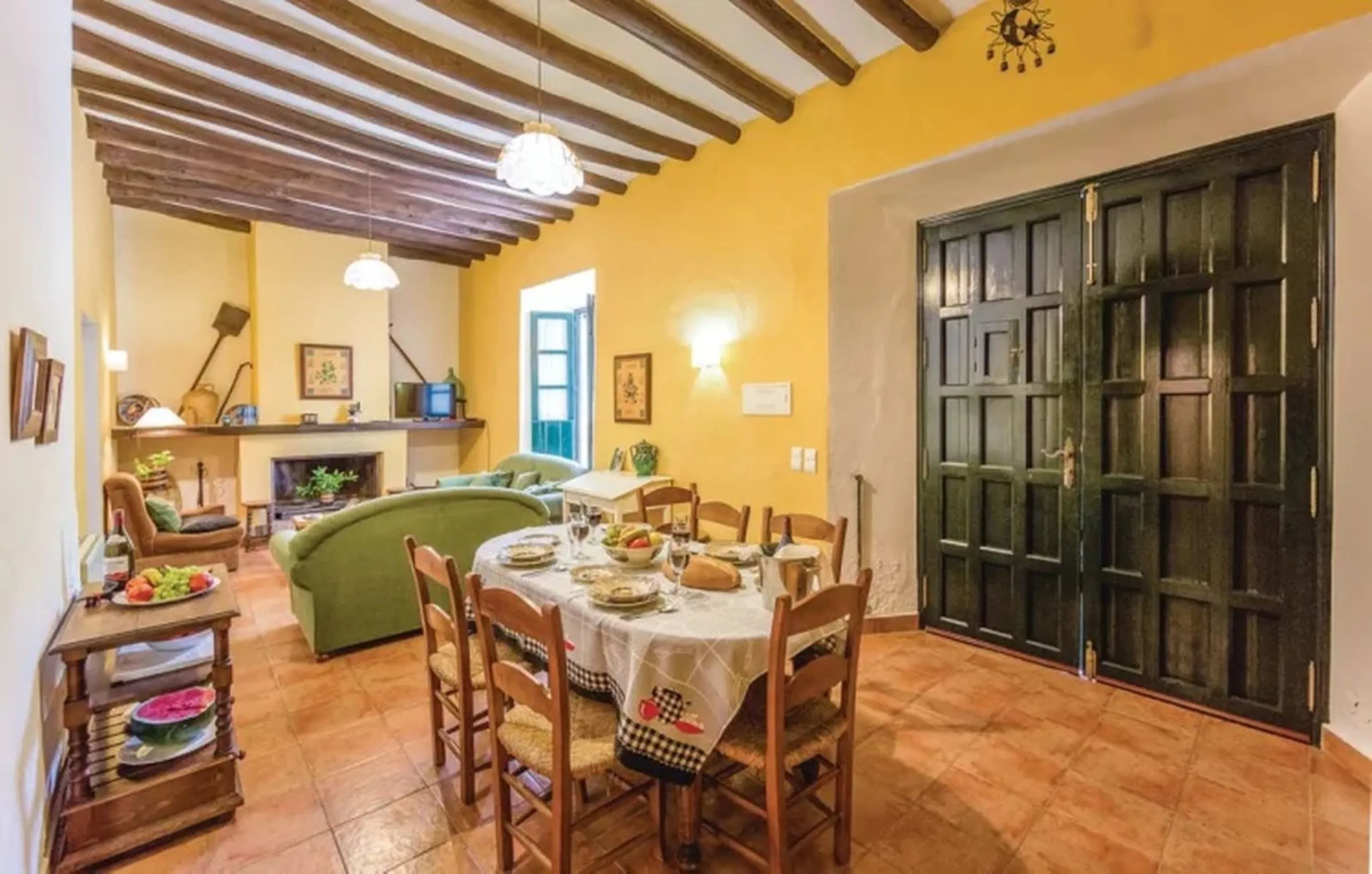 A cortijo dating back to the early 20th century, originally home to an old soap factory, now tastefully restored and converted into a tourist accommodation complex.