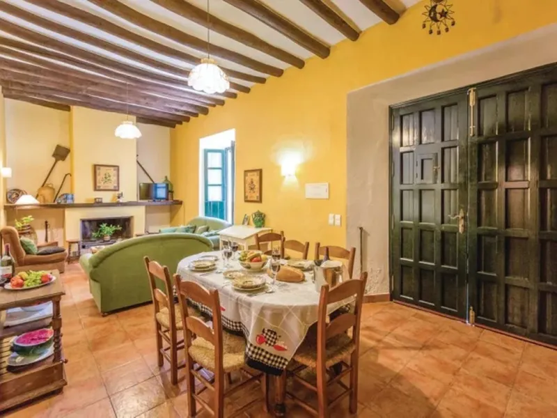 A cortijo dating back to the early 20th century, originally home to an old soap factory, now tastefully restored and converted into a tourist accommodation complex.