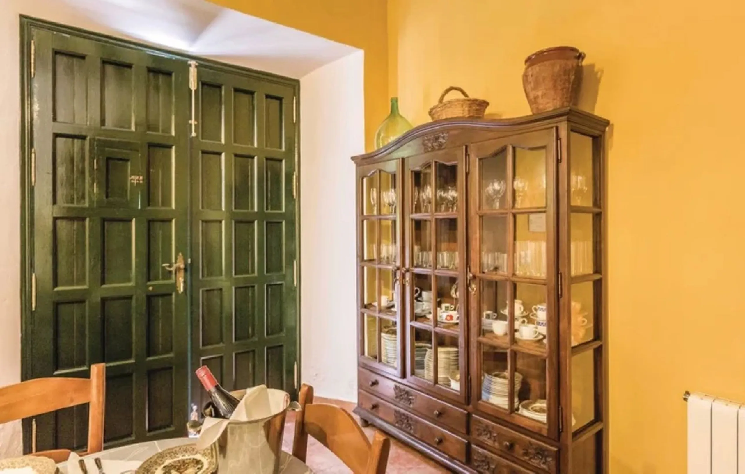 A cortijo dating back to the early 20th century, originally home to an old soap factory, now tastefully restored and converted into a tourist accommodation complex.