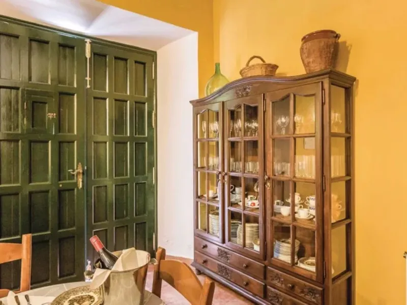 A cortijo dating back to the early 20th century, originally home to an old soap factory, now tastefully restored and converted into a tourist accommodation complex.
