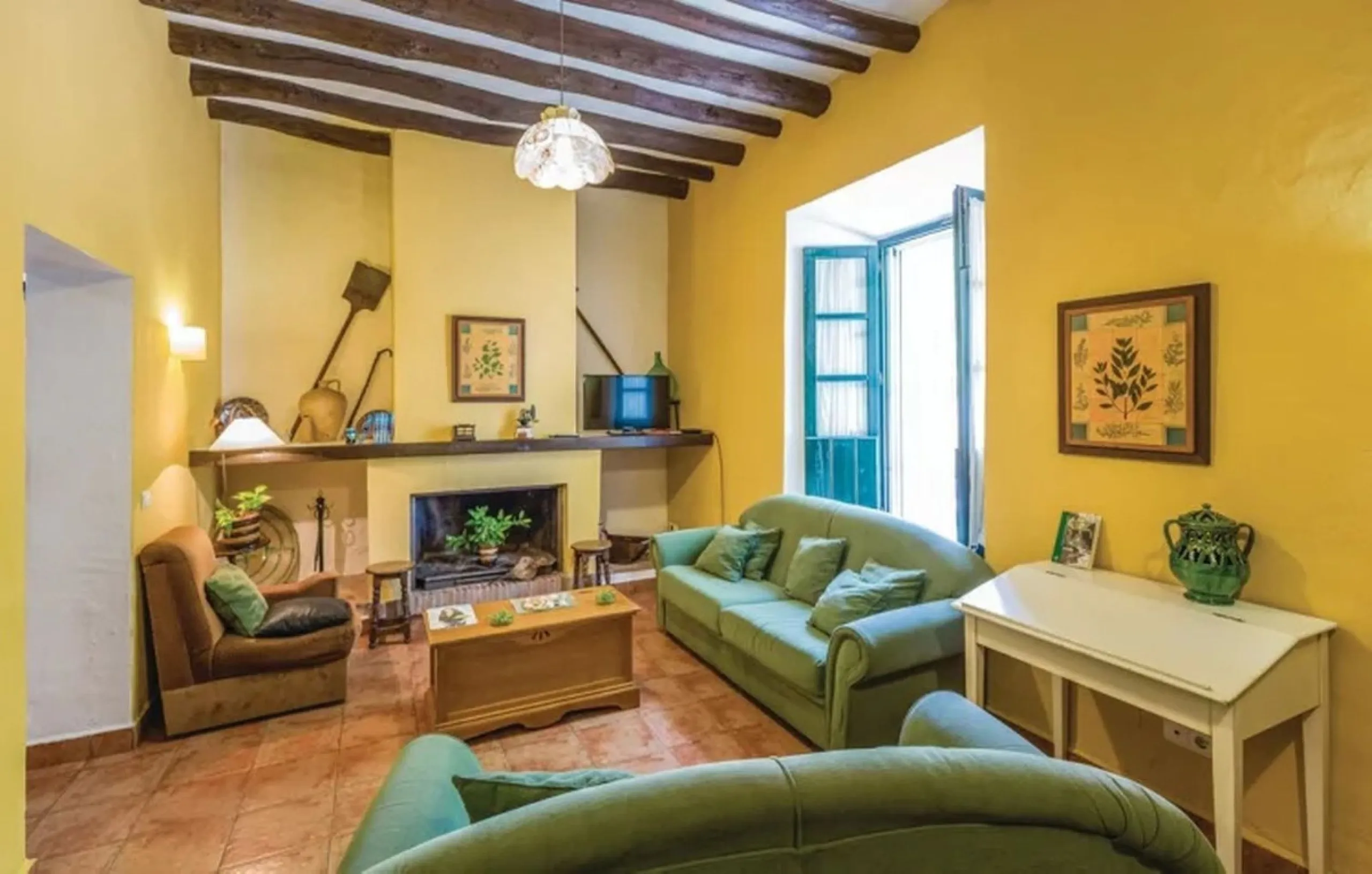 A cortijo dating back to the early 20th century, originally home to an old soap factory, now tastefully restored and converted into a tourist accommodation complex.