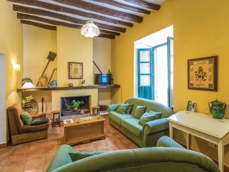 A cortijo dating back to the early 20th century, originally home to an old soap factory, now tastefully restored and converted into a tourist accommodation complex.
