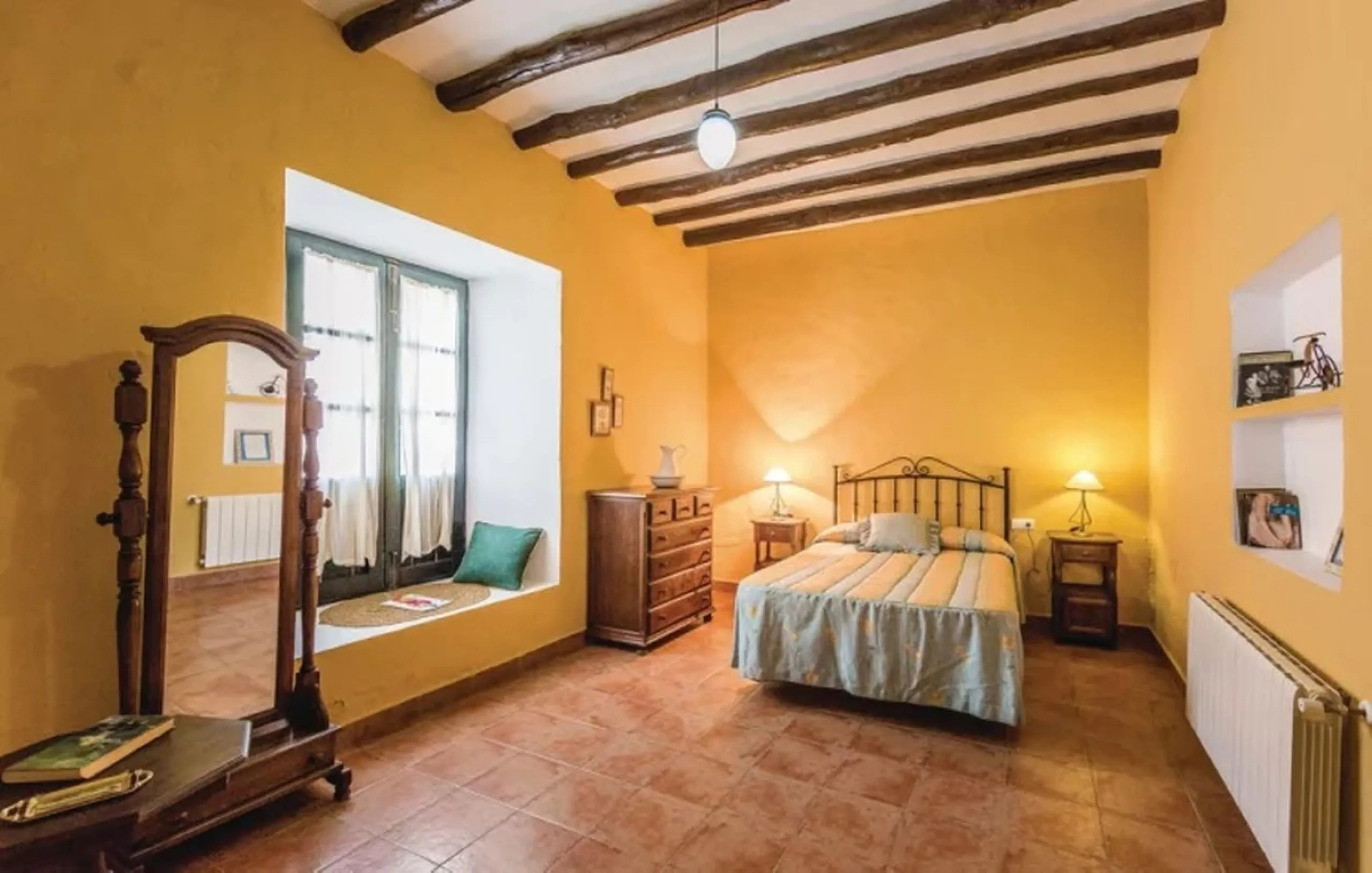A cortijo dating back to the early 20th century, originally home to an old soap factory, now tastefully restored and converted into a tourist accommodation complex.