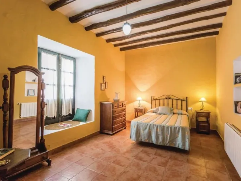 A cortijo dating back to the early 20th century, originally home to an old soap factory, now tastefully restored and converted into a tourist accommodation complex.