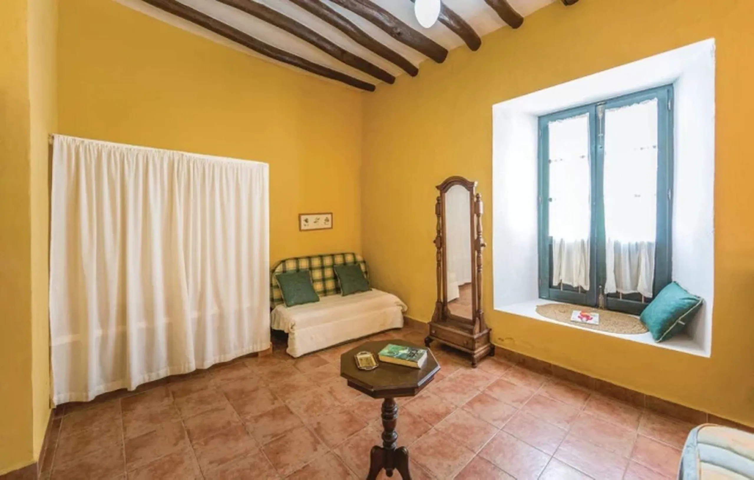A cortijo dating back to the early 20th century, originally home to an old soap factory, now tastefully restored and converted into a tourist accommodation complex.