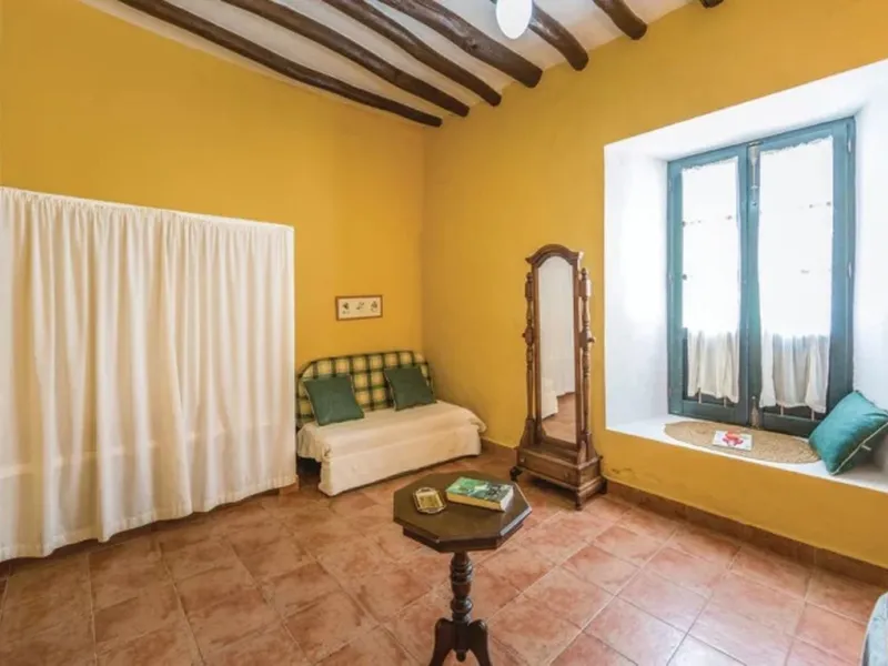 A cortijo dating back to the early 20th century, originally home to an old soap factory, now tastefully restored and converted into a tourist accommodation complex.
