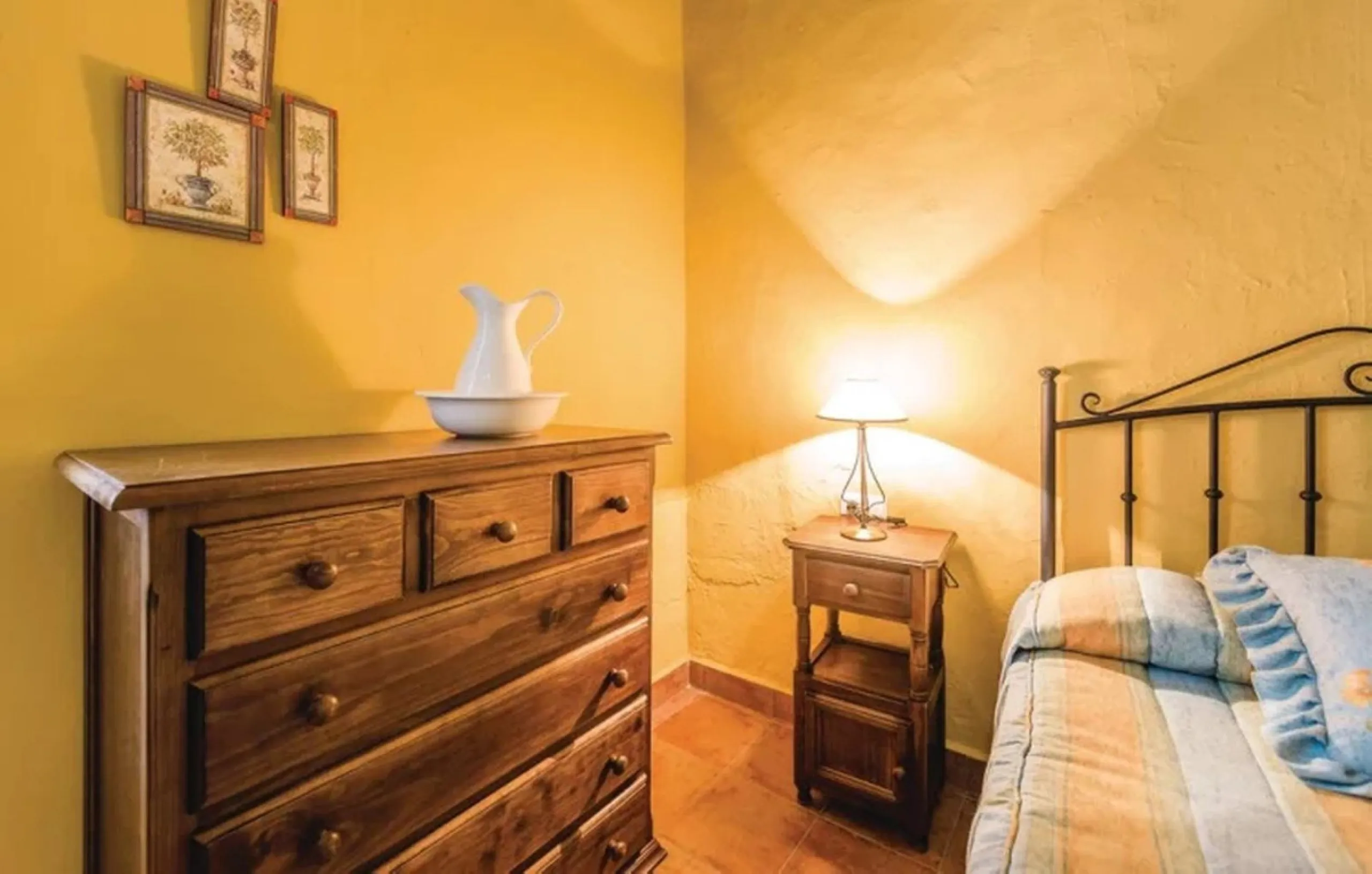 A cortijo dating back to the early 20th century, originally home to an old soap factory, now tastefully restored and converted into a tourist accommodation complex.