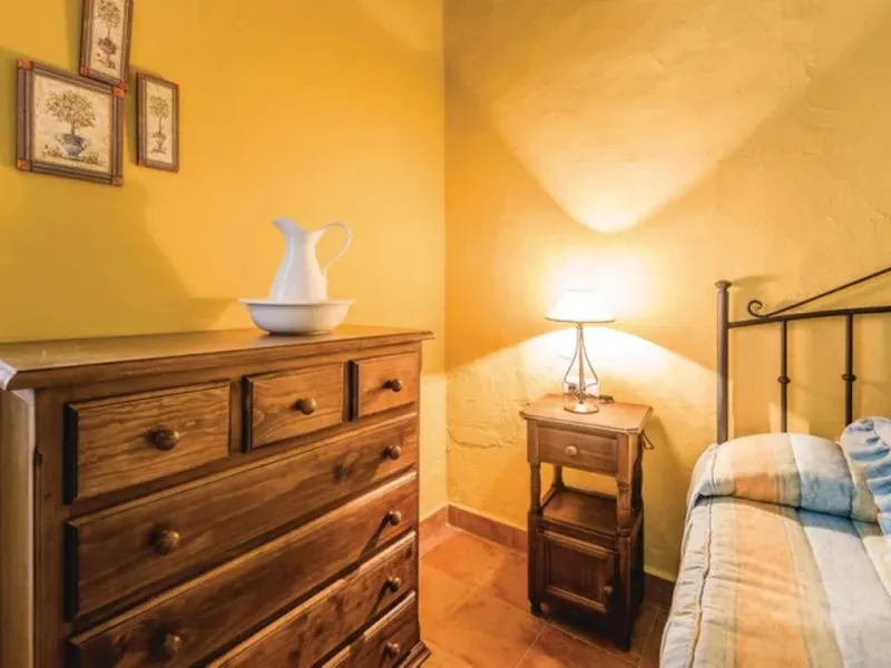 A cortijo dating back to the early 20th century, originally home to an old soap factory, now tastefully restored and converted into a tourist accommodation complex.