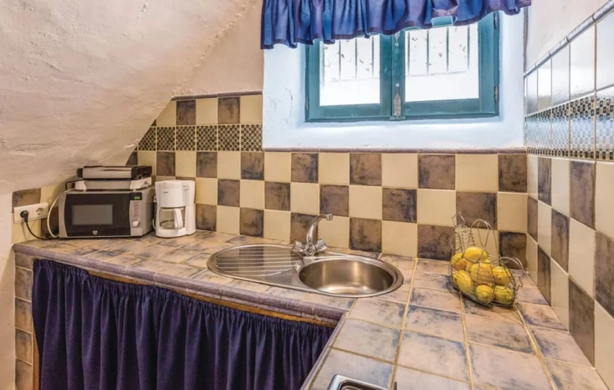 A cortijo dating back to the early 20th century, originally home to an old soap factory, now tastefully restored and converted into a tourist accommodation complex.