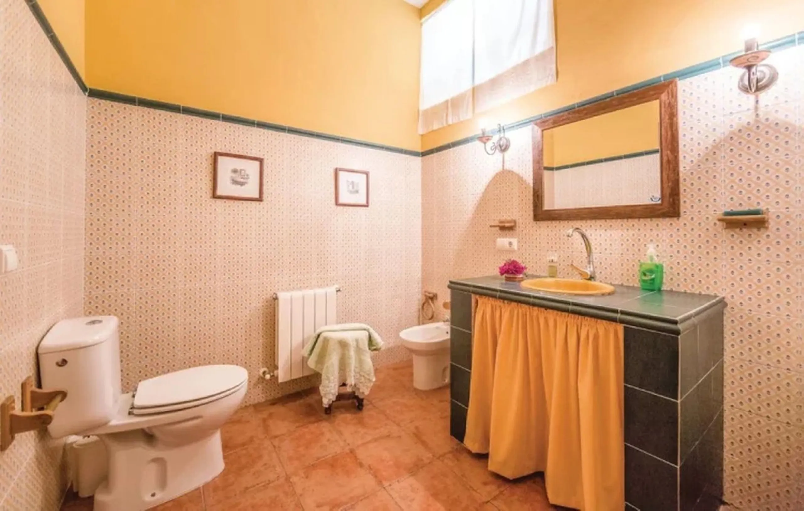 A cortijo dating back to the early 20th century, originally home to an old soap factory, now tastefully restored and converted into a tourist accommodation complex.