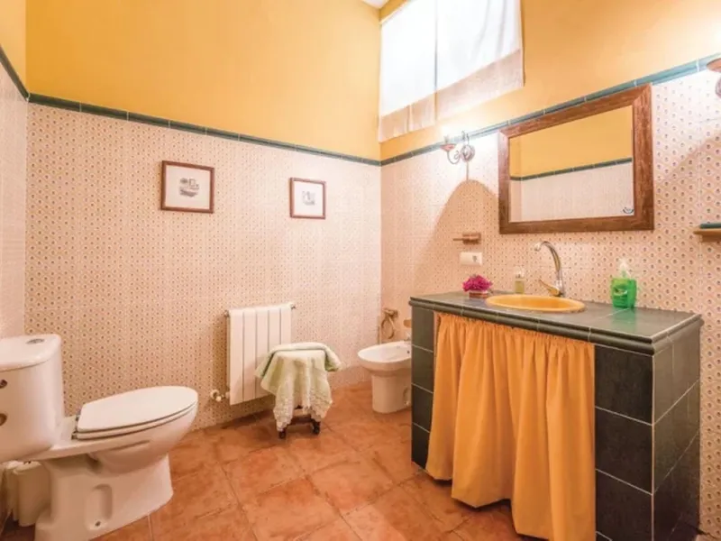 A cortijo dating back to the early 20th century, originally home to an old soap factory, now tastefully restored and converted into a tourist accommodation complex.