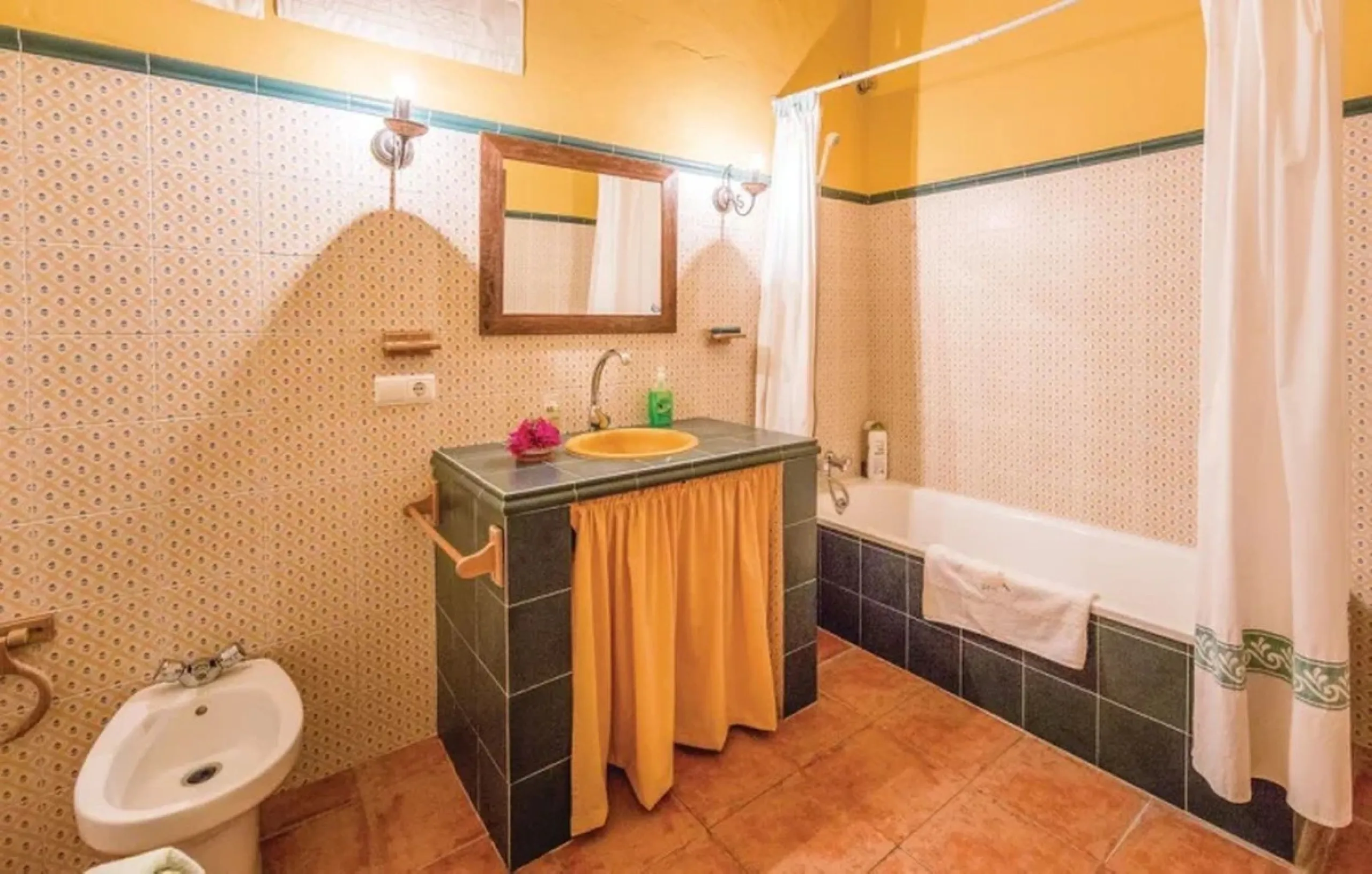 A cortijo dating back to the early 20th century, originally home to an old soap factory, now tastefully restored and converted into a tourist accommodation complex.