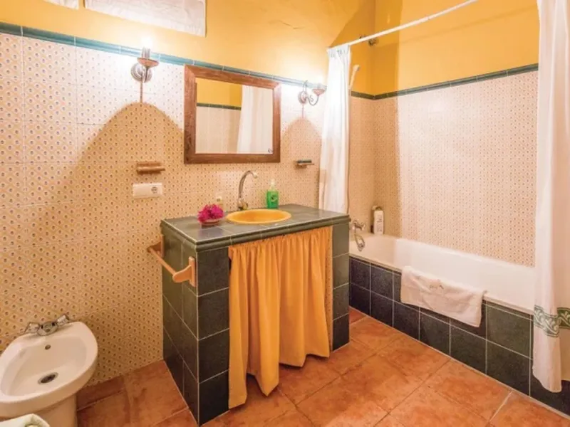 A cortijo dating back to the early 20th century, originally home to an old soap factory, now tastefully restored and converted into a tourist accommodation complex.