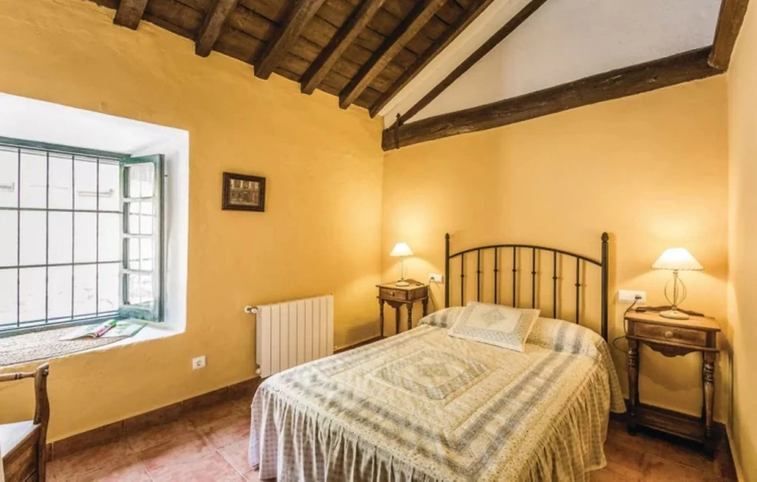 A cortijo dating back to the early 20th century, originally home to an old soap factory, now tastefully restored and converted into a tourist accommodation complex.