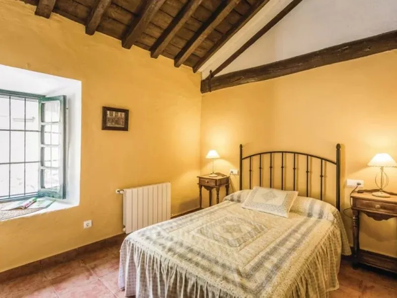 A cortijo dating back to the early 20th century, originally home to an old soap factory, now tastefully restored and converted into a tourist accommodation complex.