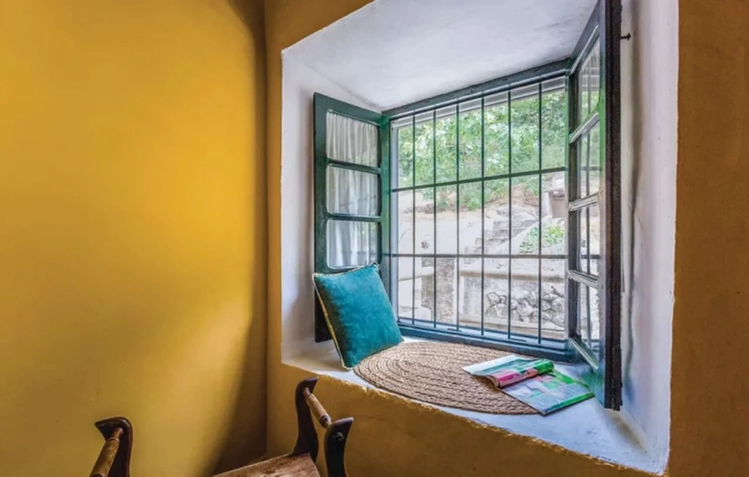A cortijo dating back to the early 20th century, originally home to an old soap factory, now tastefully restored and converted into a tourist accommodation complex.