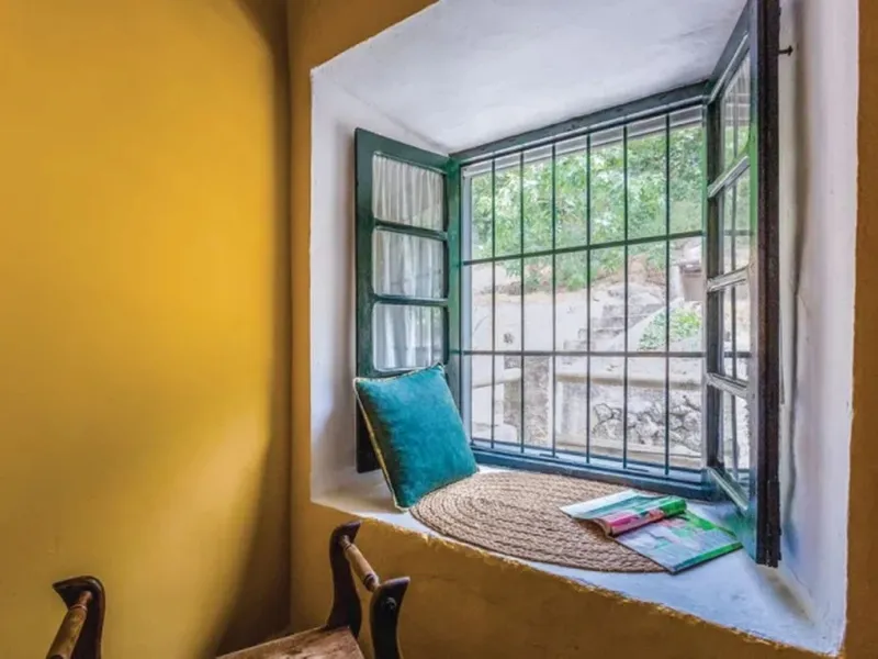 A cortijo dating back to the early 20th century, originally home to an old soap factory, now tastefully restored and converted into a tourist accommodation complex.