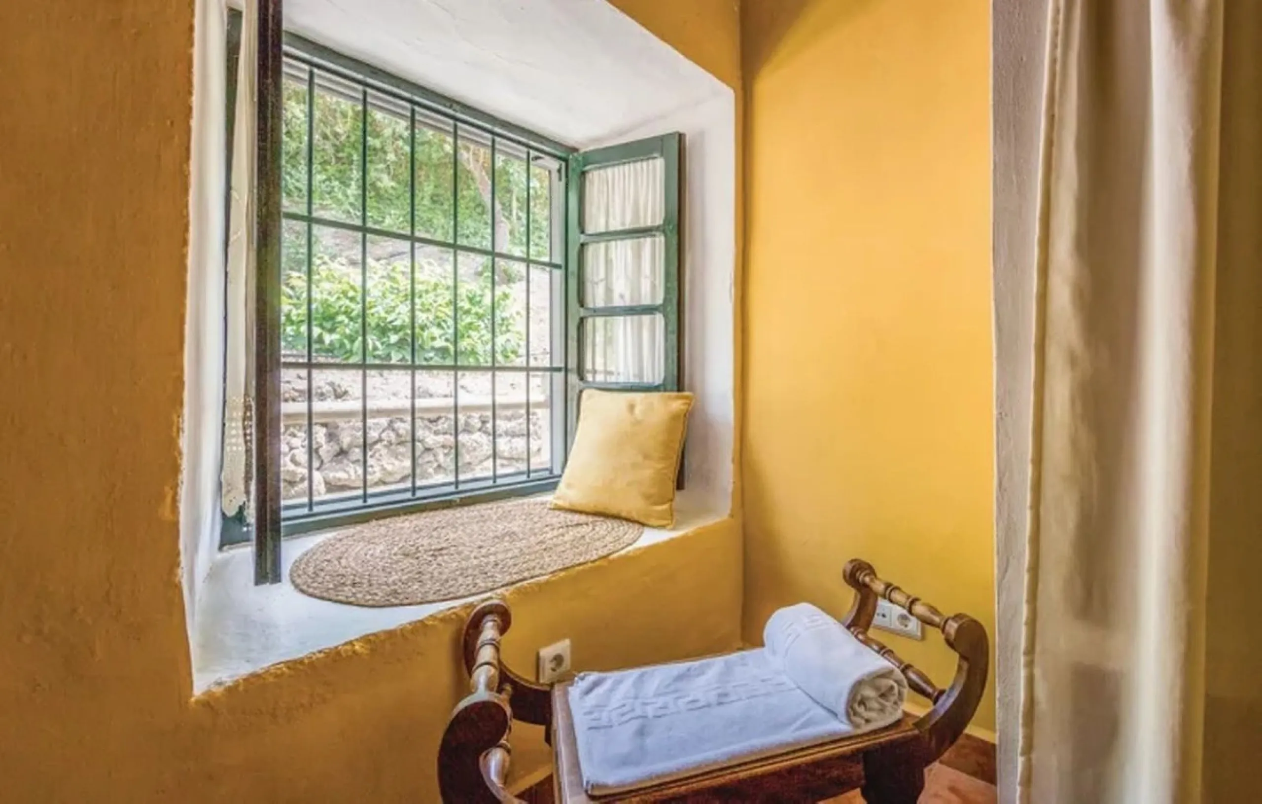A cortijo dating back to the early 20th century, originally home to an old soap factory, now tastefully restored and converted into a tourist accommodation complex.
