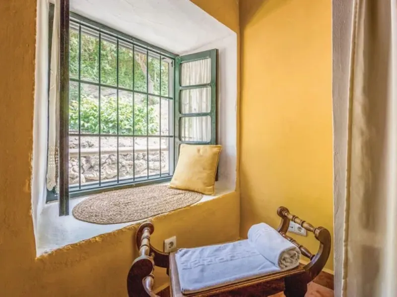 A cortijo dating back to the early 20th century, originally home to an old soap factory, now tastefully restored and converted into a tourist accommodation complex.