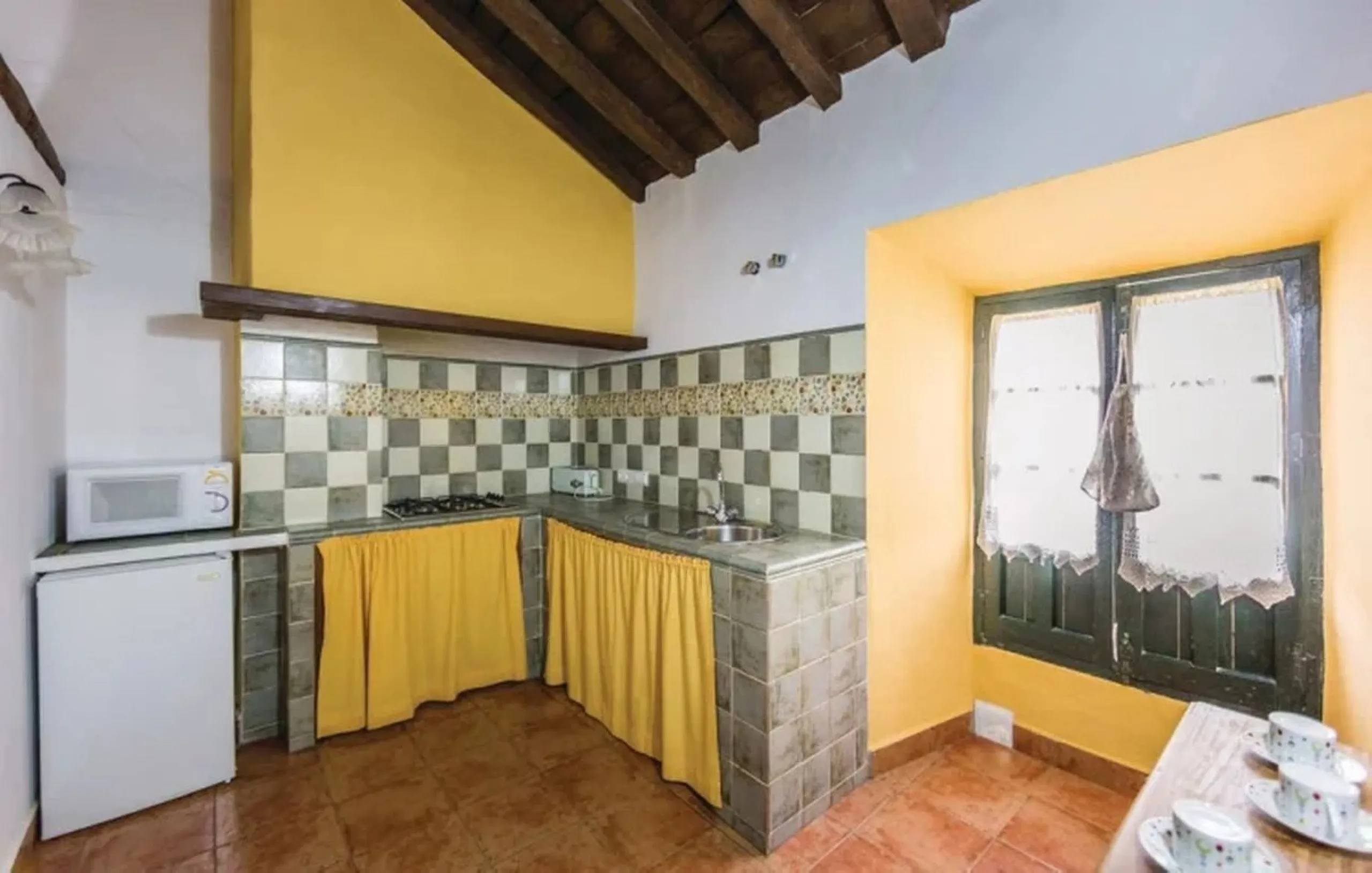A cortijo dating back to the early 20th century, originally home to an old soap factory, now tastefully restored and converted into a tourist accommodation complex.