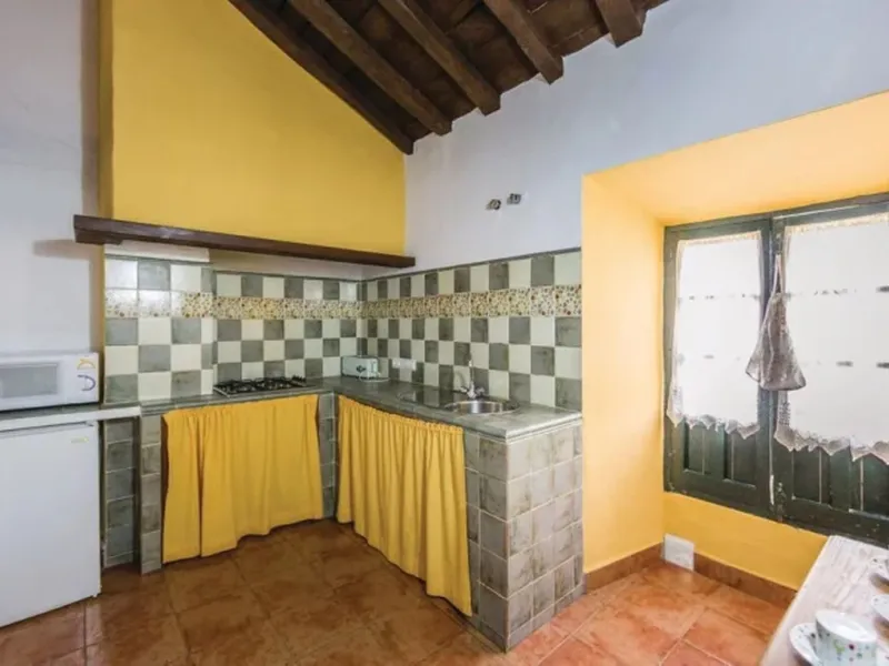 A cortijo dating back to the early 20th century, originally home to an old soap factory, now tastefully restored and converted into a tourist accommodation complex.