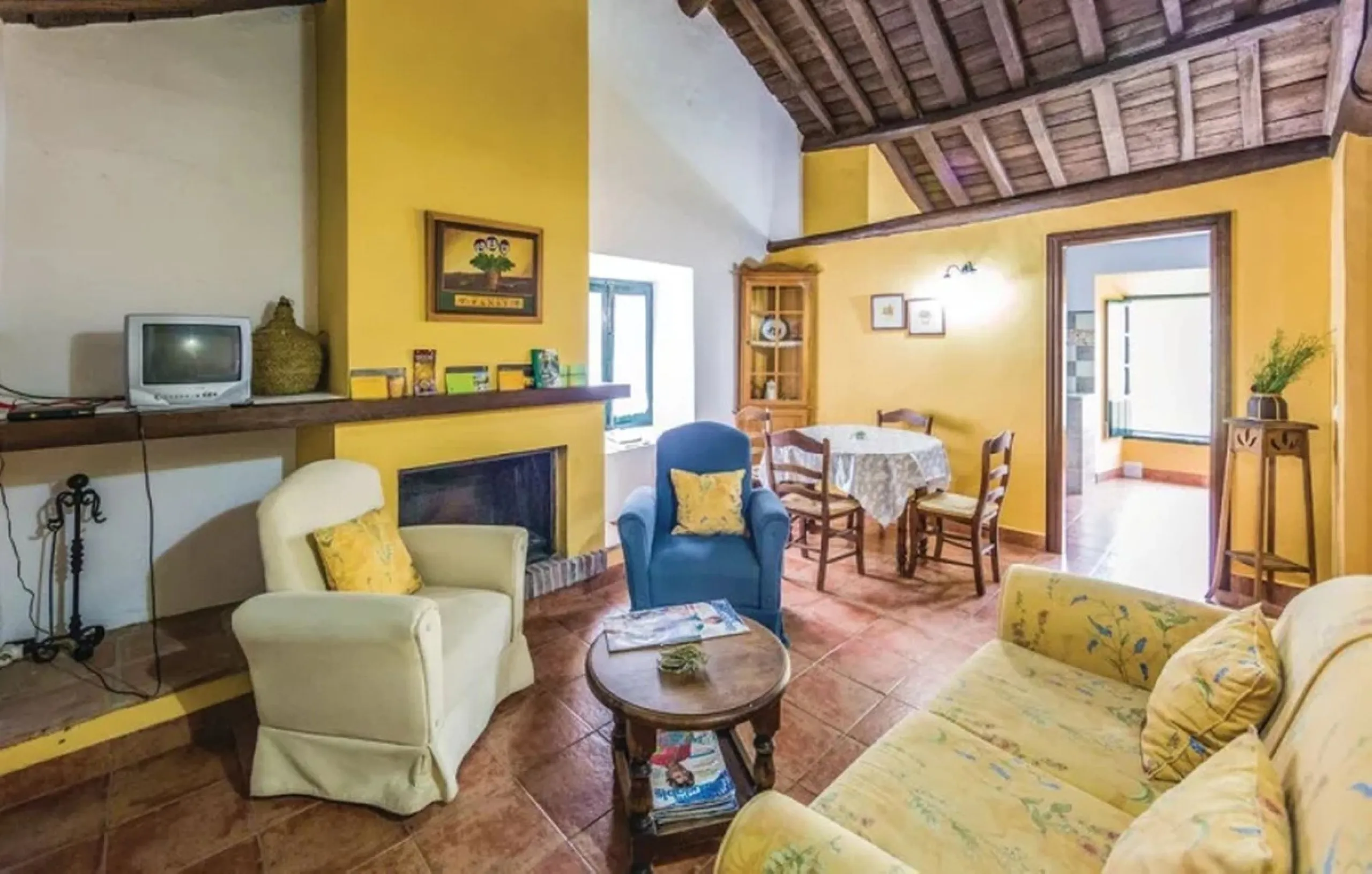 A cortijo dating back to the early 20th century, originally home to an old soap factory, now tastefully restored and converted into a tourist accommodation complex.