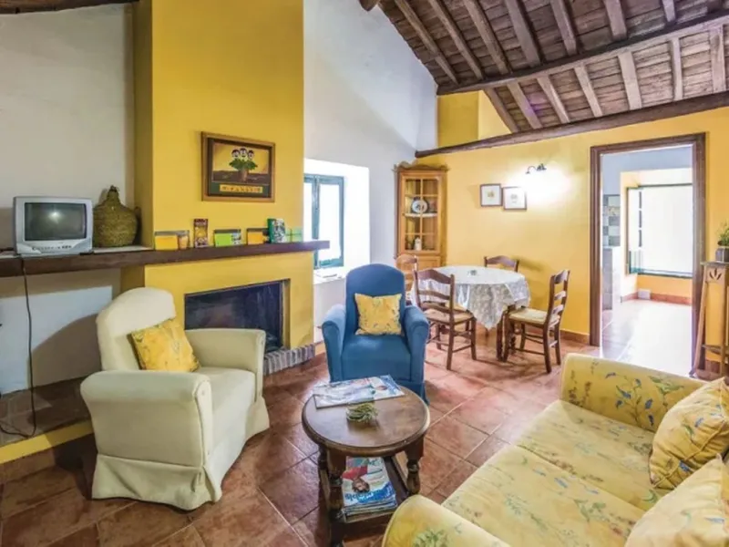 A cortijo dating back to the early 20th century, originally home to an old soap factory, now tastefully restored and converted into a tourist accommodation complex.