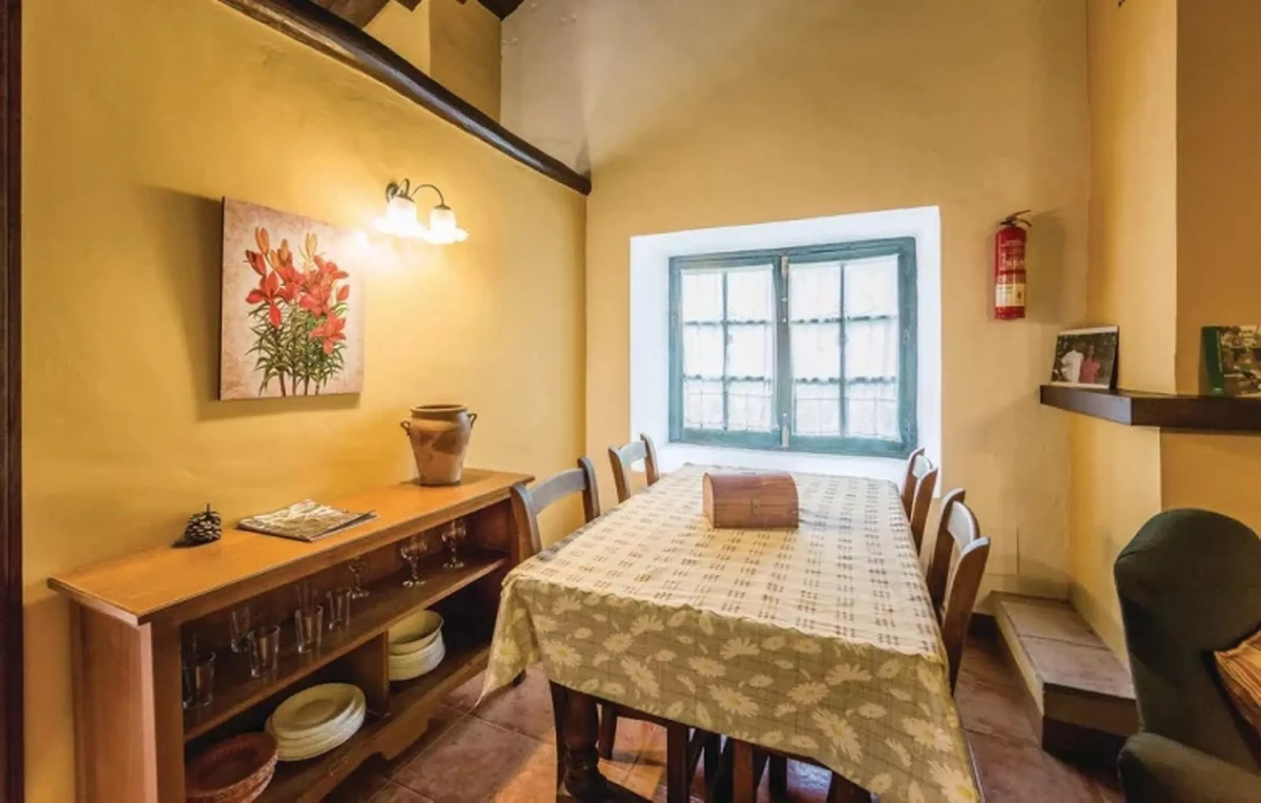 A cortijo dating back to the early 20th century, originally home to an old soap factory, now tastefully restored and converted into a tourist accommodation complex.