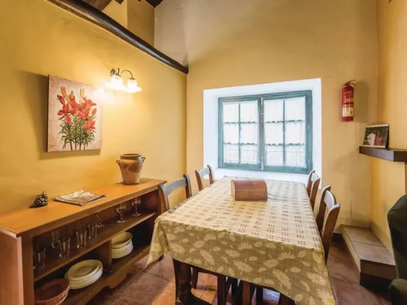 A cortijo dating back to the early 20th century, originally home to an old soap factory, now tastefully restored and converted into a tourist accommodation complex.