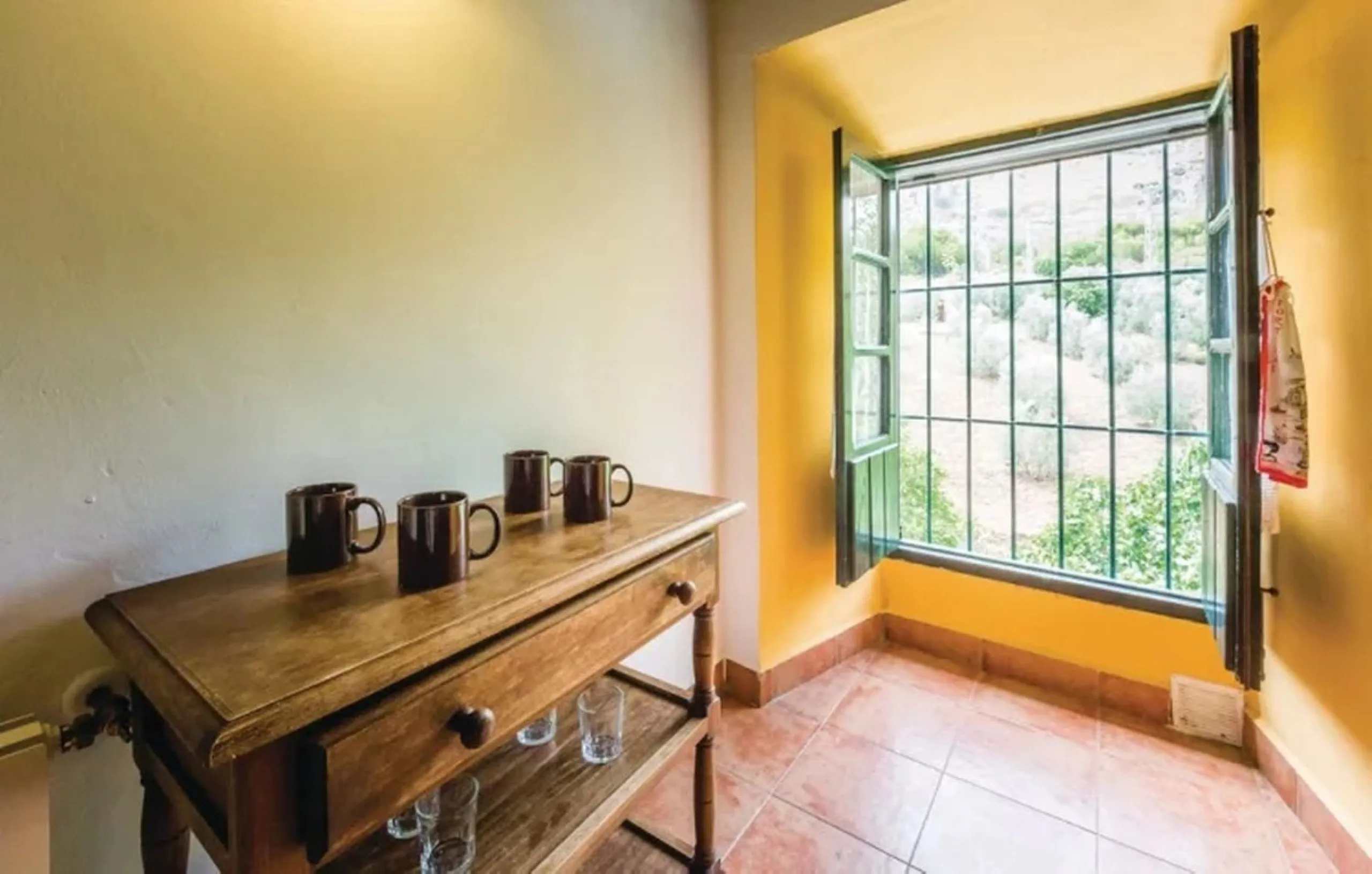 A cortijo dating back to the early 20th century, originally home to an old soap factory, now tastefully restored and converted into a tourist accommodation complex.