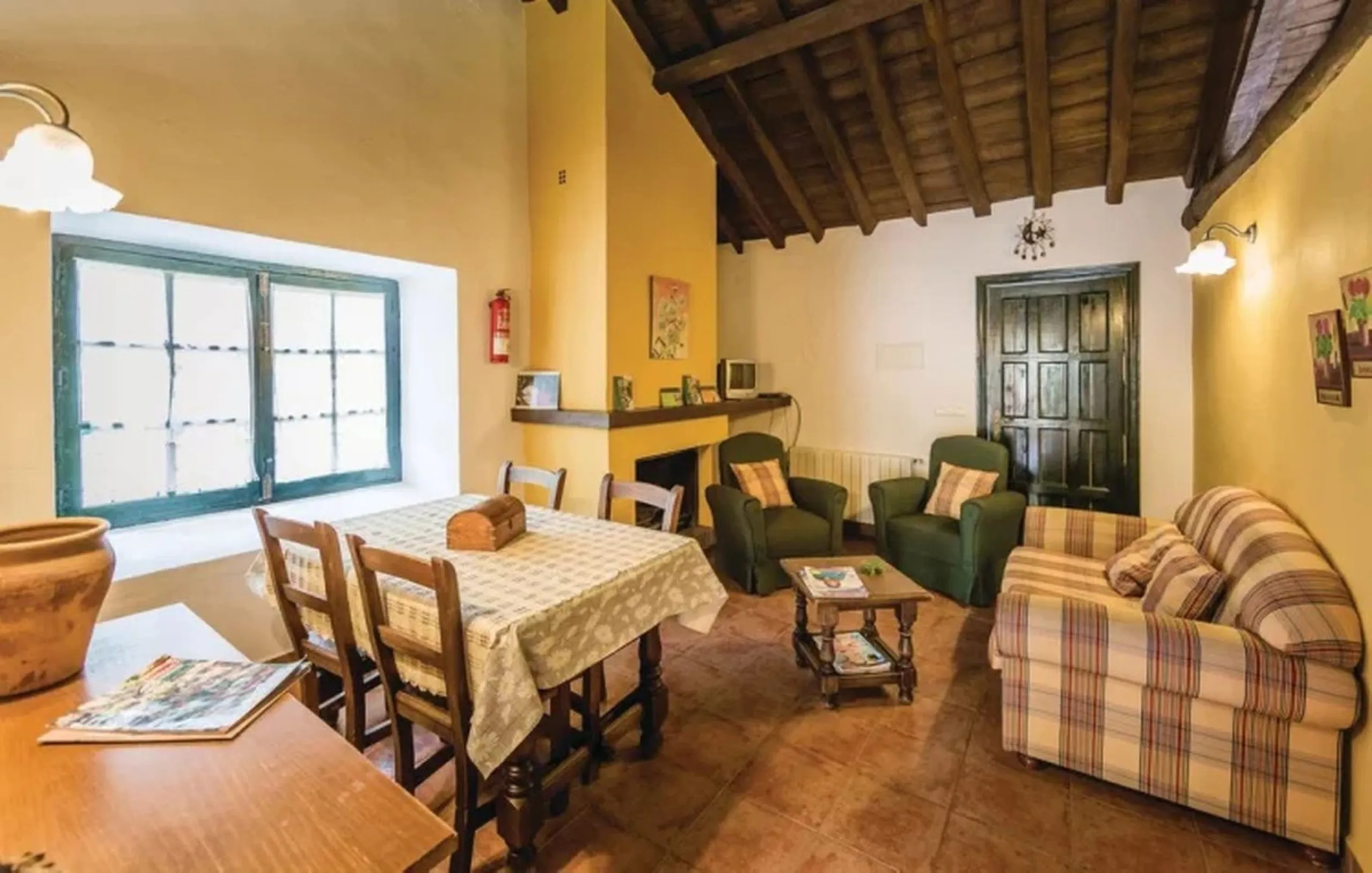 A cortijo dating back to the early 20th century, originally home to an old soap factory, now tastefully restored and converted into a tourist accommodation complex.