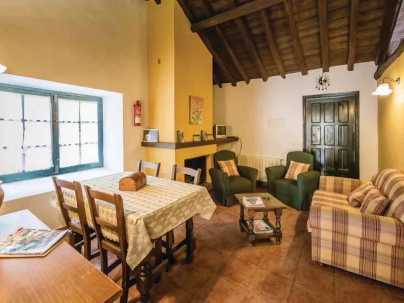 A cortijo dating back to the early 20th century, originally home to an old soap factory, now tastefully restored and converted into a tourist accommodation complex.