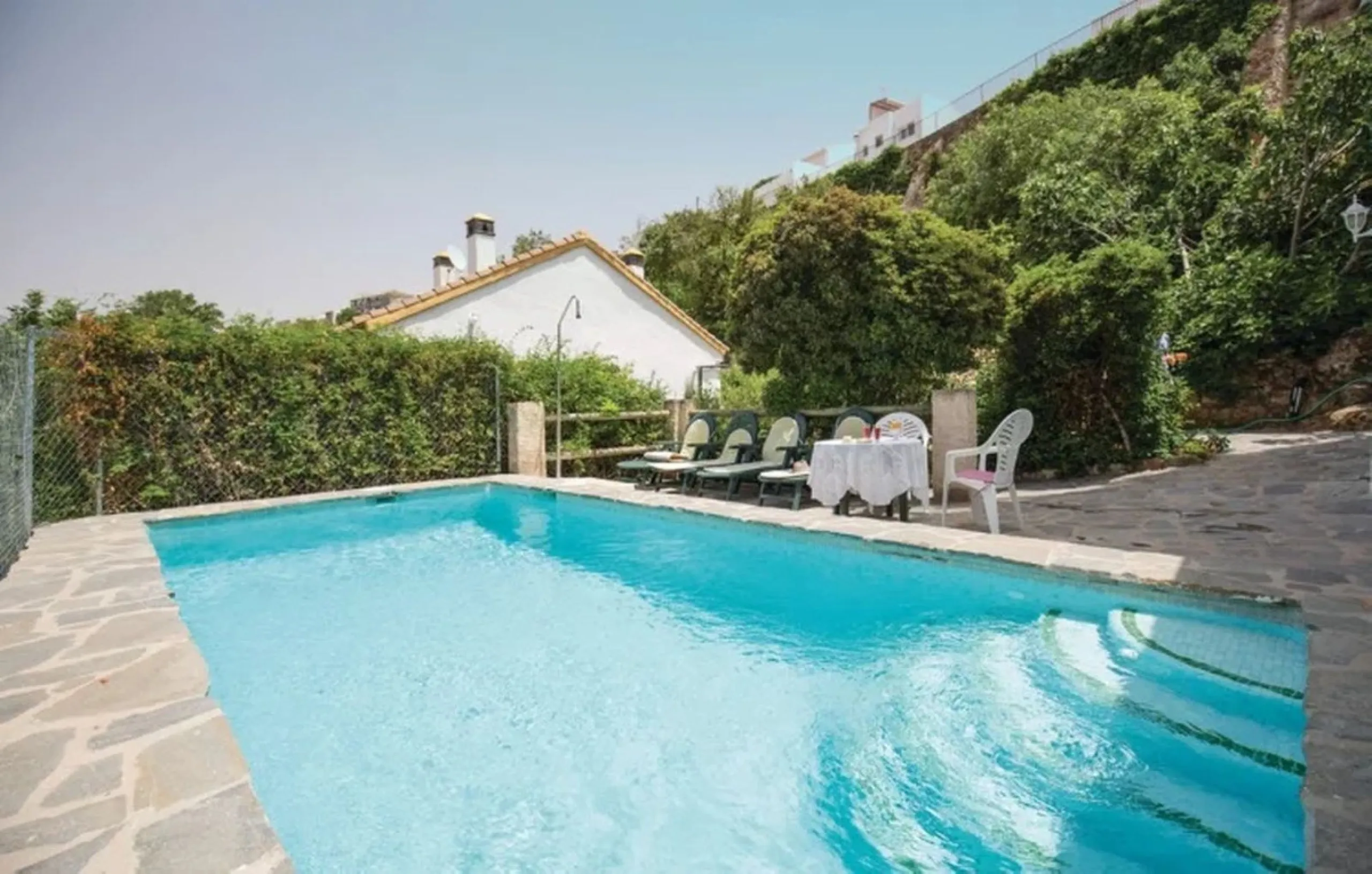 A cortijo dating back to the early 20th century, originally home to an old soap factory, now tastefully restored and converted into a tourist accommodation complex.
