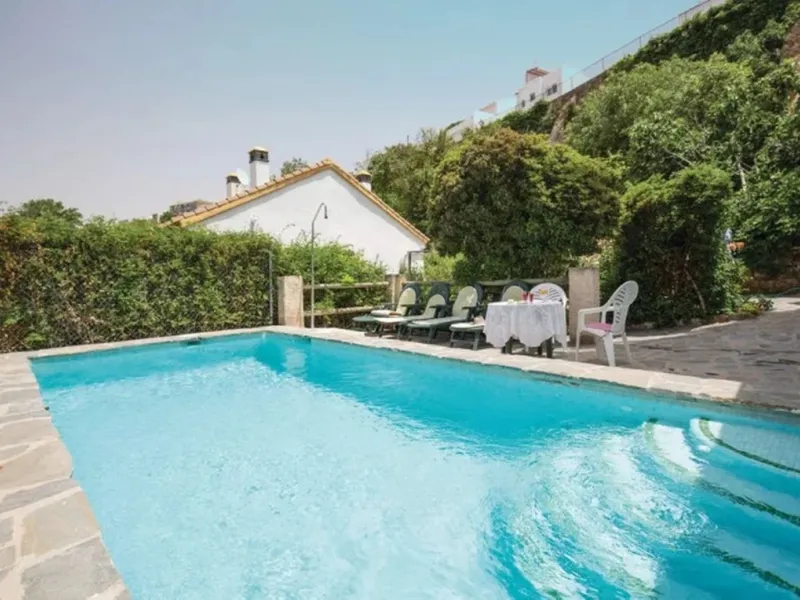 A cortijo dating back to the early 20th century, originally home to an old soap factory, now tastefully restored and converted into a tourist accommodation complex.