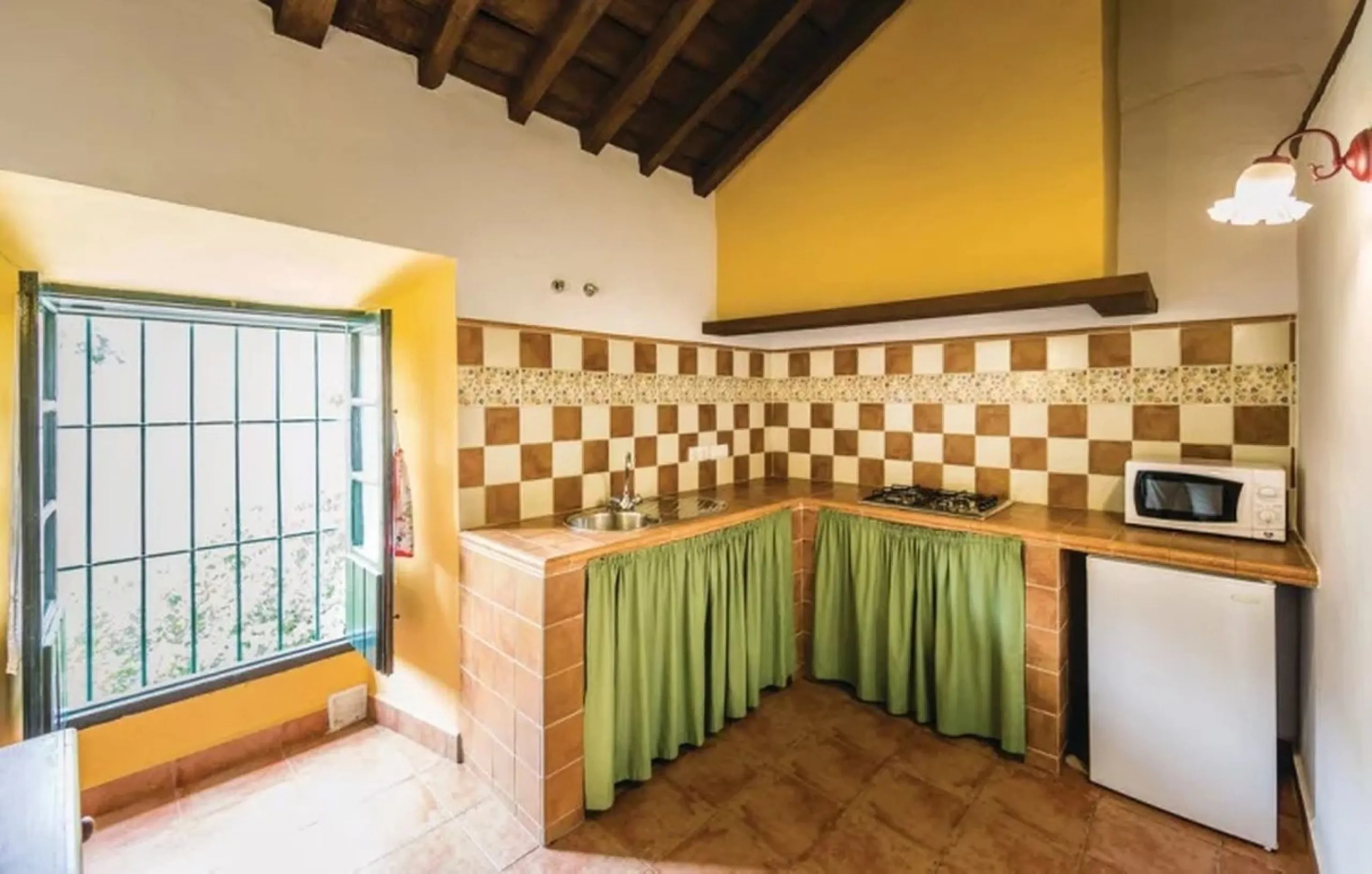 A cortijo dating back to the early 20th century, originally home to an old soap factory, now tastefully restored and converted into a tourist accommodation complex.