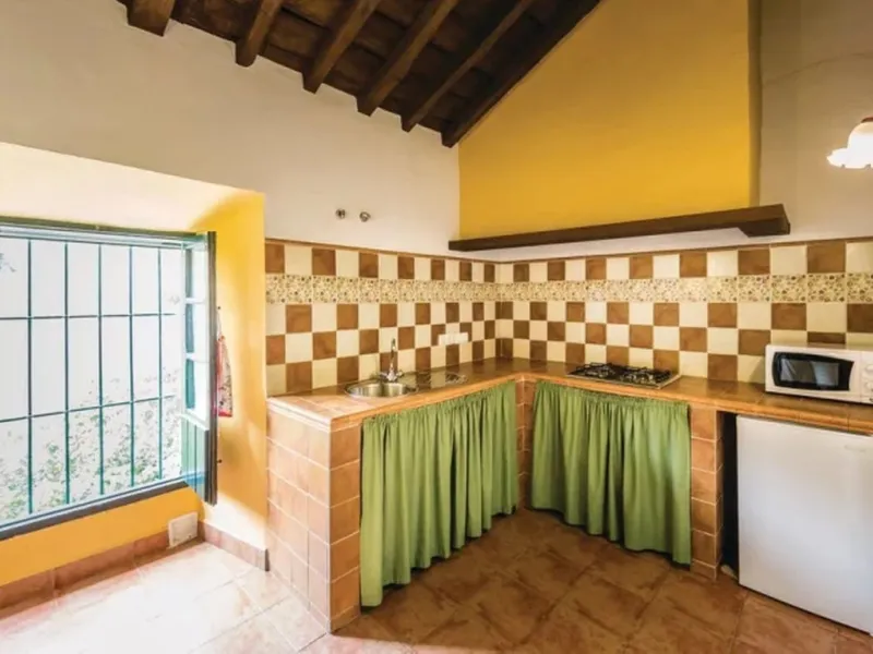 A cortijo dating back to the early 20th century, originally home to an old soap factory, now tastefully restored and converted into a tourist accommodation complex.