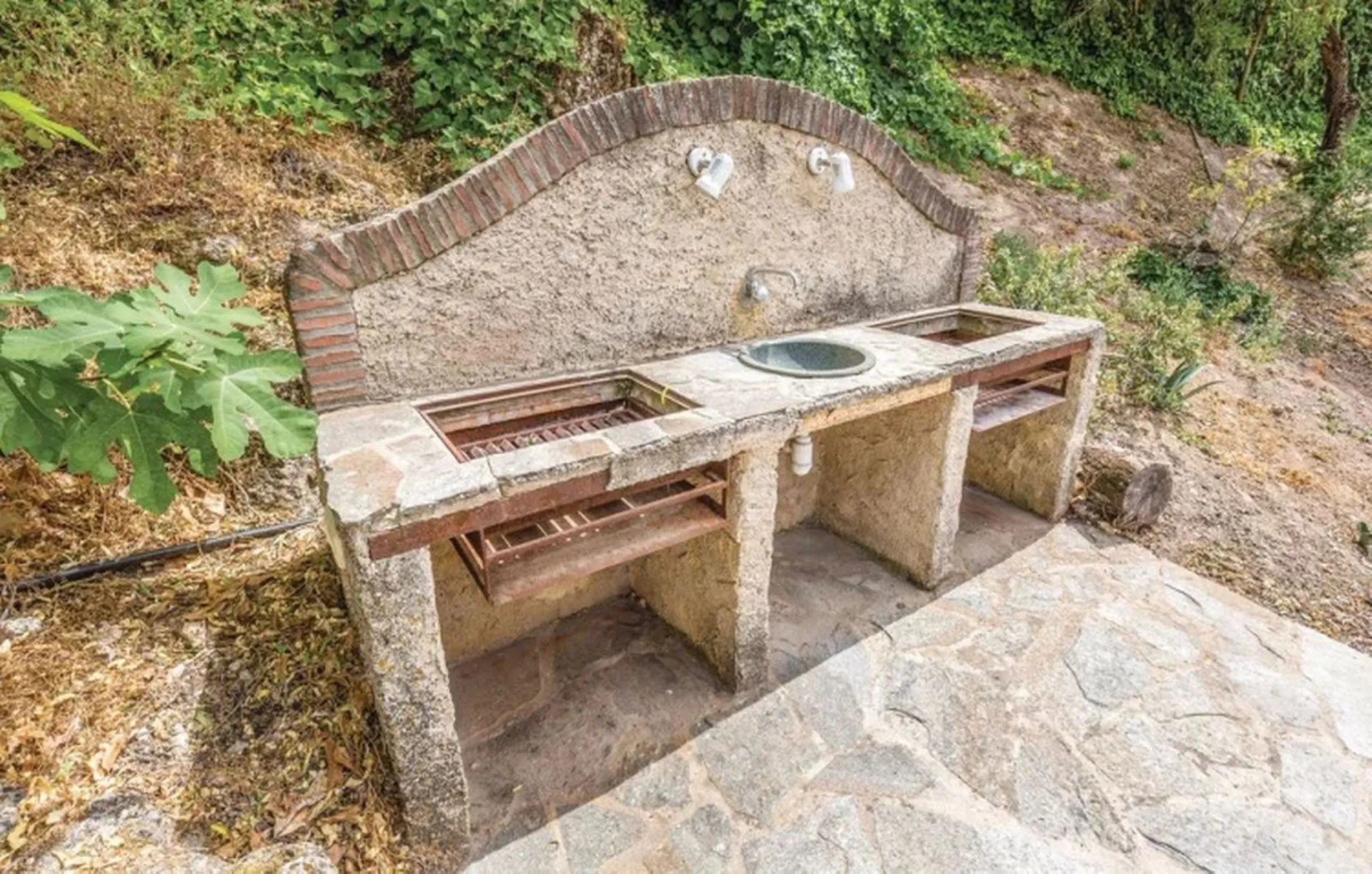 A cortijo dating back to the early 20th century, originally home to an old soap factory, now tastefully restored and converted into a tourist accommodation complex.