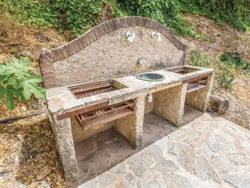 A cortijo dating back to the early 20th century, originally home to an old soap factory, now tastefully restored and converted into a tourist accommodation complex.