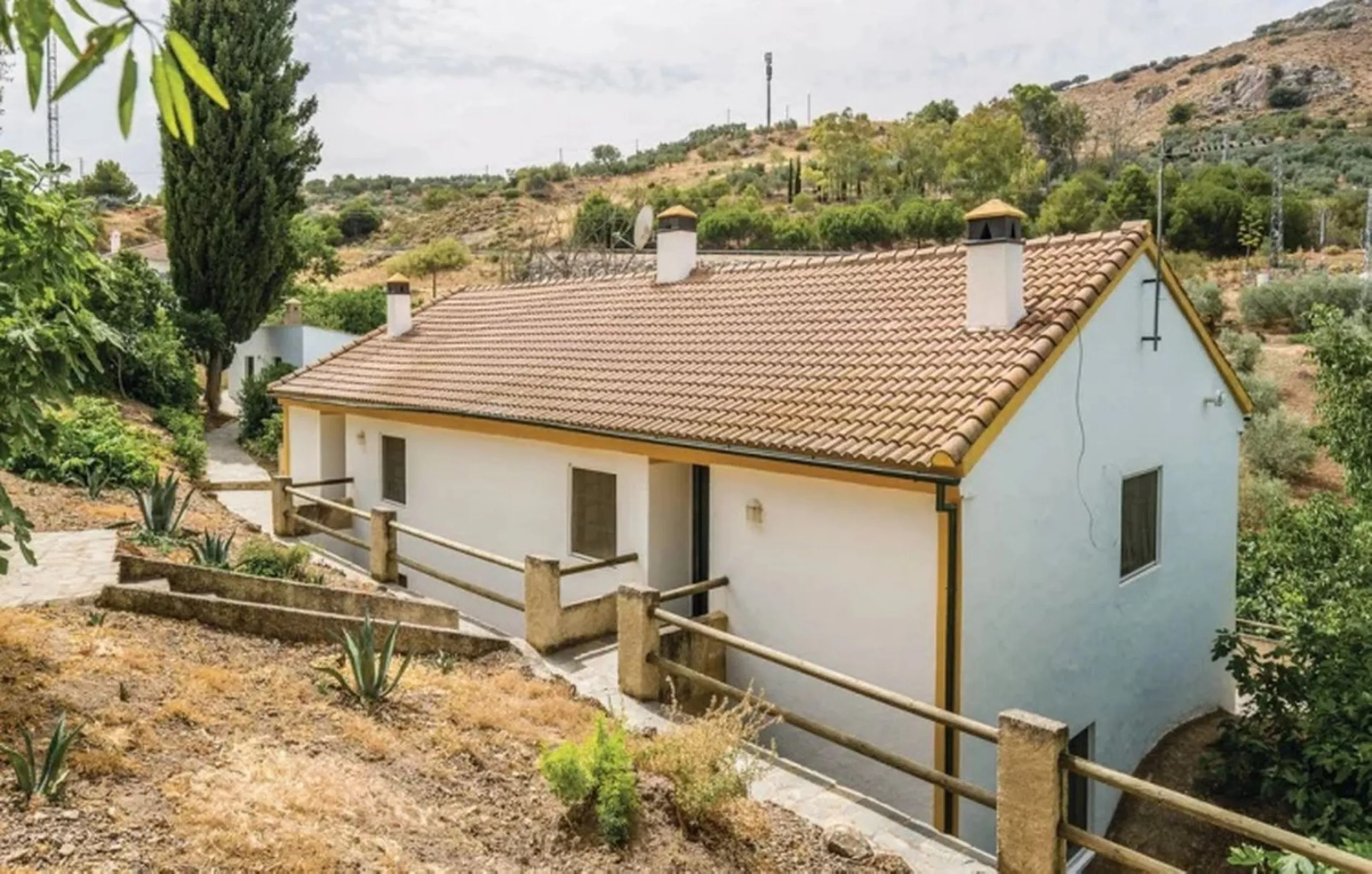 A cortijo dating back to the early 20th century, originally home to an old soap factory, now tastefully restored and converted into a tourist accommodation complex.